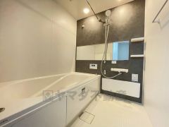 1日の疲れを癒すくつろぎのバスルーム。足を伸ばしてもゆったりと入れるサイズです。お子様と一緒にお風呂に入っても狭くないですね^^