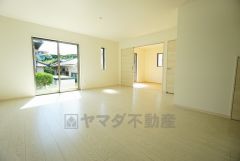同仕様写真。大きな窓のあるリビングは、陽光あふれる明るい空間です。居心地良く、ご家族皆がゆったり寛げる憩いの空間となりそうです。