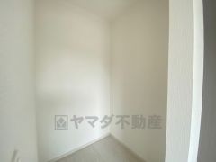ハンガーパイプ付で散らかりがちな洋服類もきれいに整理できます。使用頻度が少ないものは枕棚の上に、足元には3段ボックスを置いて、フル活用できるクローゼットです＾＾