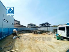 敷地面積60坪以上。カースペース4台有り＾＾福岡ICまで車で約14分（4.5ｋｍ） ＪＲ篠栗線「篠栗」駅まで徒歩4分のイコバス「久山」停で乗車16分。