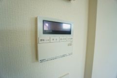 給湯器リモコンはキッチン横からボタンひとつで操作が楽々。通話ボタン付きでお子様とも会話ができて安心です。