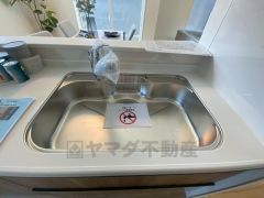広々とした凸型シンクに洗剤ポケットを標準装備。大きなお鍋など洗いやすいです。洗剤や石鹸、スポンジもすっきりできる収納付き。