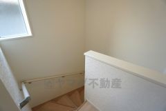 段数を通常より1段多く段差を低く設定し、より安全な階段を追求しました。勾配も緩やかに設計されており、安全性も重視。