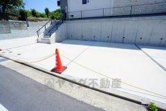 停めやすい並列駐車2台付き。