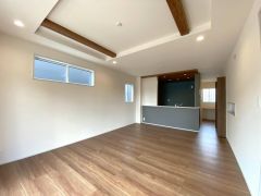 折り上げ天井がオシャレなリビング＾＾大きなテーブルやソファーを置いて、家族が集まる居心地の良い空間に。