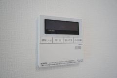 キッチン横からお湯張り、追い炊き、足し湯がボタン一つで楽々操作できる給湯機リモコンです＾＾忙しい夕飯の準備の時間帯に重宝しますね。