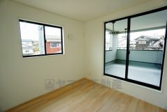 同仕様写真。主寝室としてお使いいただけそうなこちらのお部屋は、日当たりが良く、爽やかな風を感じて起きる朝は、快適生活の始まりに。