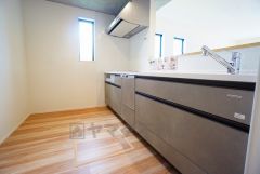 対面式カウンターキッチンでお子様の様子が見守れます。カウンタートップは耐熱性に優れており、日ごろのお掃除もふき取るだけでＯＫ。ステンレスシンクも簡単にお掃除できますよ。