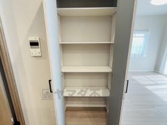 キッチン横可動棚式パントリー。食器やキッチン用品、食料品の保存に便利です＾＾可動棚式なので高さのある物もスッキリ収納できます＾＾