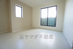 住む人のこだわりを活かす洋室＾＾日当たりがよく、寝室としての利用もおすすめ。広めのクローゼットもあり荷物もすっきり片付けれ、ゆとりのある暮らしが出来ます＾＾
