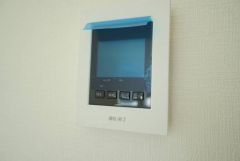 防犯性もばっちり、TVモニター付きインターフォン完備。大きなモニターで玄関先を確認できます。録画機能が付いているので不在時の訪問者も確認できて安心です^^