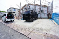 カースペースは停めやすい並列駐車5台付き。車好きのご主人の洗車もゆったり＾＾ 大型バイクや自転車なども置ける広さです＾＾