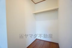 収納力豊富なウォークインクローゼット付き。洋服や小物などを1箇所にまとめて美しい収納を実現します。