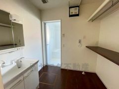 洗面室収納＾＾たたんだ洗濯物を一時置きでき、衣類の仕分けや整理もスムーズです。