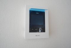 防犯性、セキュリティ対策に安心できるテレビモニター付きインターフォンです。セールスマン対策にもなり安心できます。
