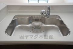 広々とした凸型シンクに洗剤ポケットを標準装備。大きなお鍋など洗いやすいです。洗剤や石鹸、スポンジもすっきりできる収納付き。