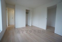住む人のこだわりを活かす洋室＾＾日当たりがよく、寝室としての利用もおすすめ。広めのクローゼットもあり荷物もすっきり片付けれ、ゆとりのある暮らしが出来ます＾＾