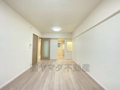 リビングは広々とした設計で、家族が集い、寛ぐ暮らしの空間を演出しています。将来にわたって住みやすくプランニングを重ねて設計された間取で日々の生活をしやすい導線を考えた居住空間を創り上げております＾＾