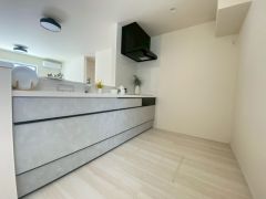 冷蔵庫、カップボードも余裕で置ける広さを確保しています。オシャレで機能的なキッチン。