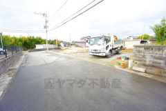 前面道路は公道南西側約5.93ｍ。車の通行がほとんどなく小さなお子様がいるご家庭でも安心して過ごせます＾＾