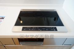 同仕様写真。お手入れのしやすいIHクッキングヒーターです。 3口コンロなので、効率よくお料理が楽しめます。毎日のお料理も楽しくなりますね＾＾