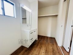 収納が隠れて使いやすい、シャワー付き三面鏡洗面ドレッサーです。朝の準備もぬかりなくできます。