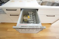 家事の時間が短縮できる食器洗浄乾燥機付。後片付けもラクラクです。 食器を洗う手間が減るので家族とのコミュニケーションの時間や自分の時間が増えますね。