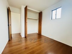 暖かい日差しが差し込む洋室。たっぷり収納できるクローゼット付きでお部屋の中をすっきりと快適に保てます。