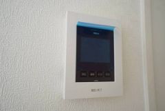 アを開けずに来訪者を確認できるモニター付インターフォン。防犯はもちろん、セールスマン対策にもなりますね＾＾