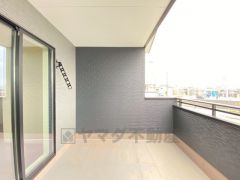 お洗濯物を干すスペースとしても十分な広さがあります。  お天気の良い日はお洗濯物がよく乾きそうな日当たり良好のバルコニー＾＾