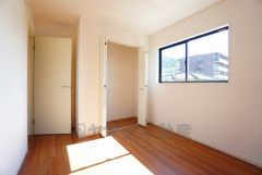 木目調のシンプルデザインで落ち着きと安らぎの空間に仕上げています。各部屋に収納が完備されているので、お荷物が多くなっても安心の設計です。