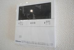 キッチン横からお湯張り、追い炊き、足し湯がボタン一つで楽々操作できる給湯機リモコンです＾＾忙しい夕飯の準備の時間帯に重宝しますね。