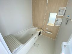 1日の疲れを癒すくつろぎのバスルーム。足を伸ばしてもゆったりと入れるサイズです。お子様と一緒にお風呂に入っても狭くないですね^^