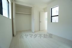 木目調のシンプルデザインで落ち着きと安らぎの空間に仕上げています。各部屋に収納が完備されているので、お荷物が多くなっても安心の設計です。