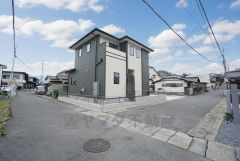 前面道路は交通量が少なく、小さなお子様がいるご家庭も安心です＾＾ 3面方向道路で日当たり風通し良好です＾＾