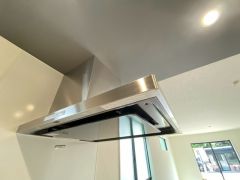 調理により発生する油煙や臭いを吸い込み、屋外へ排気してくれます。