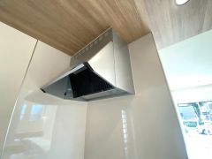 レンジフード。 調理により発生する油煙や臭いを吸い込み、屋外へ排気してくれます。