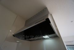 調理により発生する油煙や臭いを吸い込み、屋外へ排気してくれます。