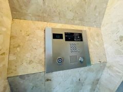 オートロック完備で防犯面が安心。