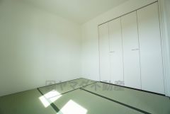 同仕様写真。リビングからの続き間として和室をご用意しました。普段はリビングとつなげて開放的なスペースとして。来客時には客間としてお使いいただけます。