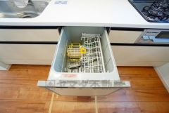 家事の時間が短縮できる食器洗浄乾燥機付。後片付けもラクラクです。 食器を洗う手間が減るので家族とのコミュニケーションの時間や自分の時間が増えますね。