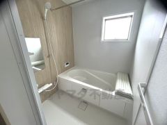 1日の疲れを癒すくつろぎのバスルーム。足を伸ばしてもゆったりと入れるサイズです。お子様と一緒にお風呂に入っても狭くないですね^^