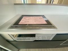汚れてもサッとふける、お手入れのしやすいIHクッキングヒーター。オール電化なので経済的。