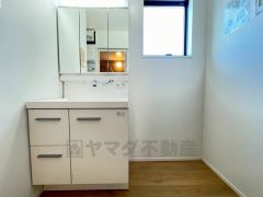 三面鏡つき洗面台。収納も一体型になっているので、ドライヤーやヘアアイロンの置き場に困りませんね。