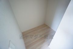 収納力豊富なウォークインクローゼット付き。洋服や小物などを1箇所にまとめて美しい収納を実現します。