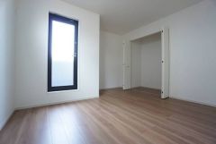 木目調のシンプルデザインで落ち着きと安らぎの空間に仕上げています。各部屋に収納が完備されているので、お荷物が多くなっても安心の設計です。