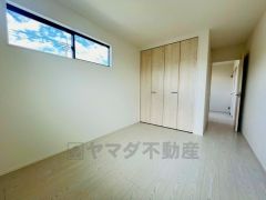 明るい洋室です。ナチュラル色のフローリングで開放的な優しい雰囲気になっています＾＾ベッドや机、ＴＶを置いてもゆとりのある広さです。