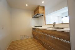 対面式カウンターキッチンでお子様の様子が見守れます。カウンタートップは耐熱性に優れており、日ごろのお掃除もふき取るだけでＯＫ。ステンレスシンクも簡単にお掃除できますよ。