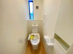 温水洗浄機付トイレです。節水機能もあるので、安心して使えますね。もちろん、1階2階の2ヶ所にトイレがあるので、忙しい朝にもゆとりができますね。