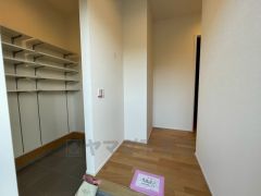 たっぷり収納できるシューズボックスです。家族全員の靴がきれいに整頓できます。棚の上にお花や写真を飾っても良いですね。